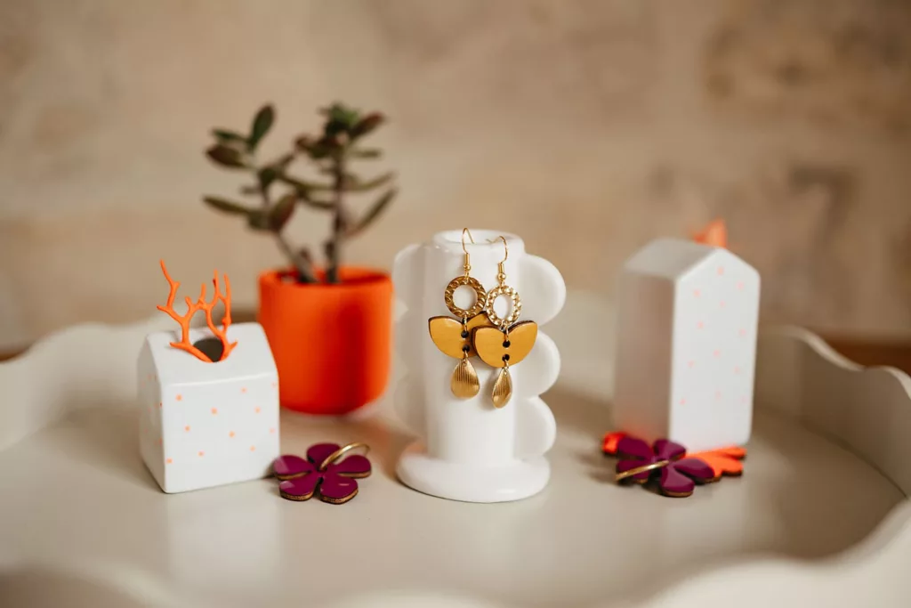 Bijoux Isatis Bijoux Bois Sur Mesure Caen, photo de présentation de produit, exemple de boucles d'oreilles coloris moutarde