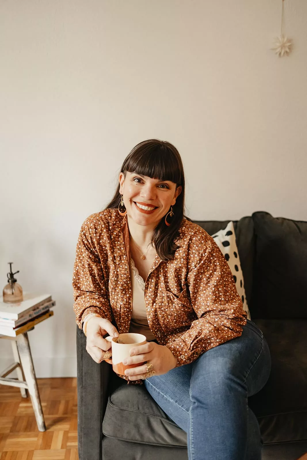 Bijoux Isatis Bijoux Bois Sur Mesure Caen, photo de présentation de produit, type Alma Lune coloris rose fluo