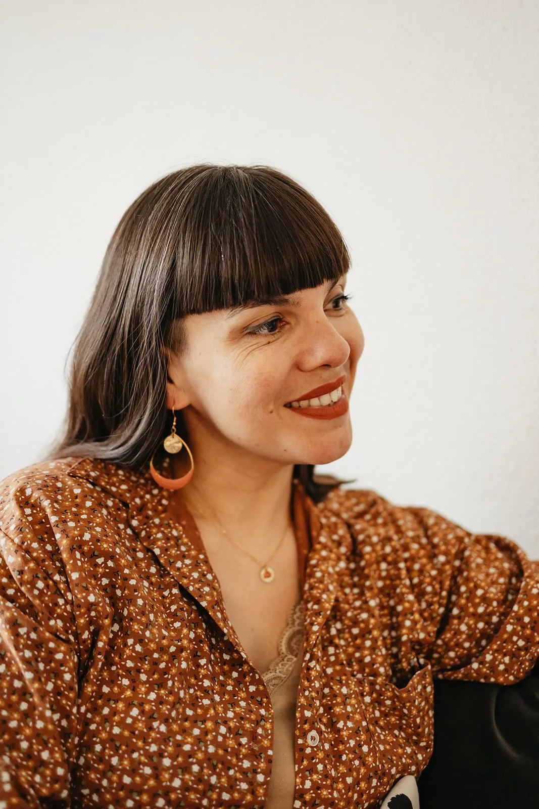 Bijoux Isatis Bijoux Bois Sur Mesure Caen, photo de présentation de produit, type Alma Lune coloris rose fluo