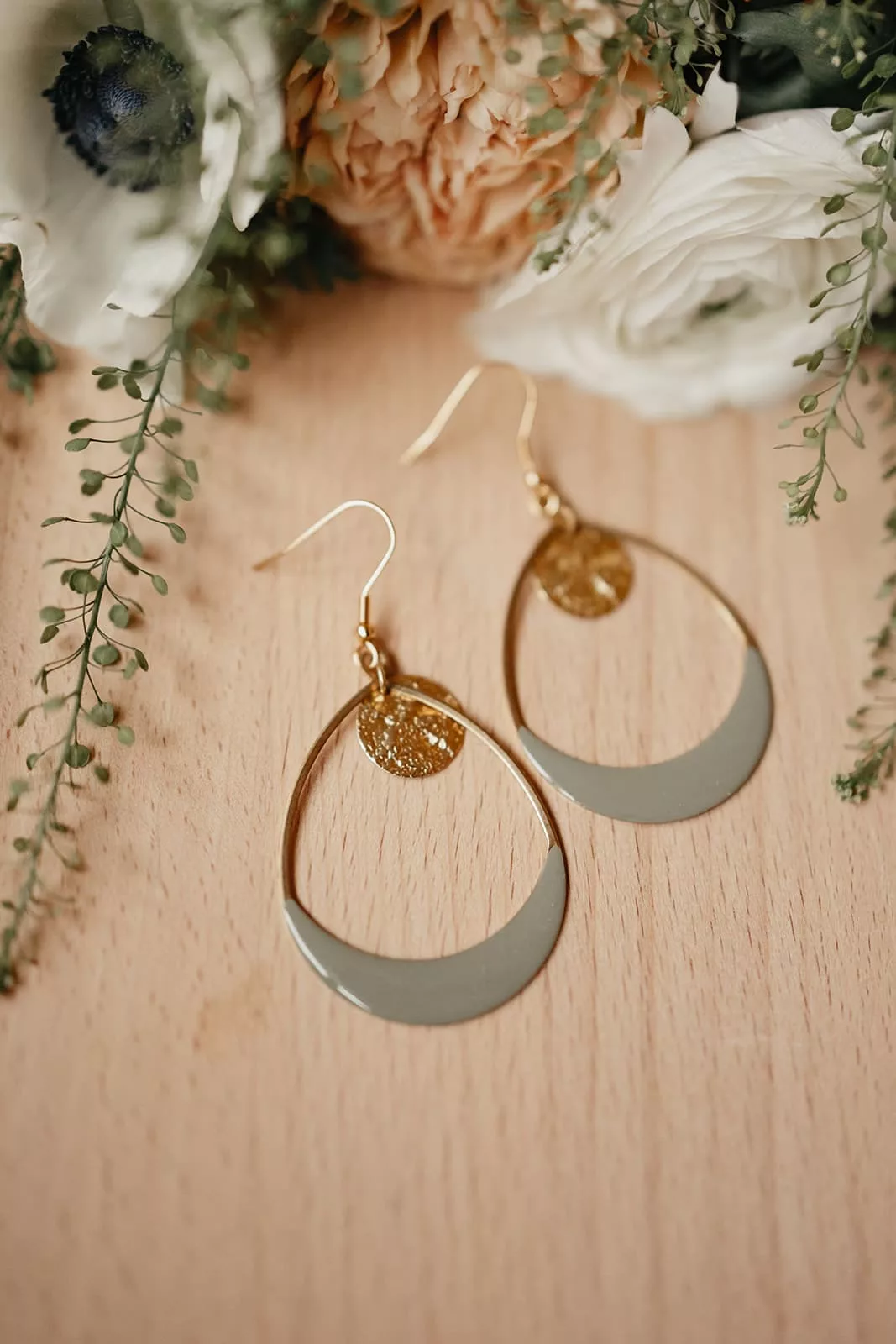 Bijoux Isatis Bijoux Bois Sur Mesure Caen, photo de présentation de produit, type Alma Lune coloris lichen