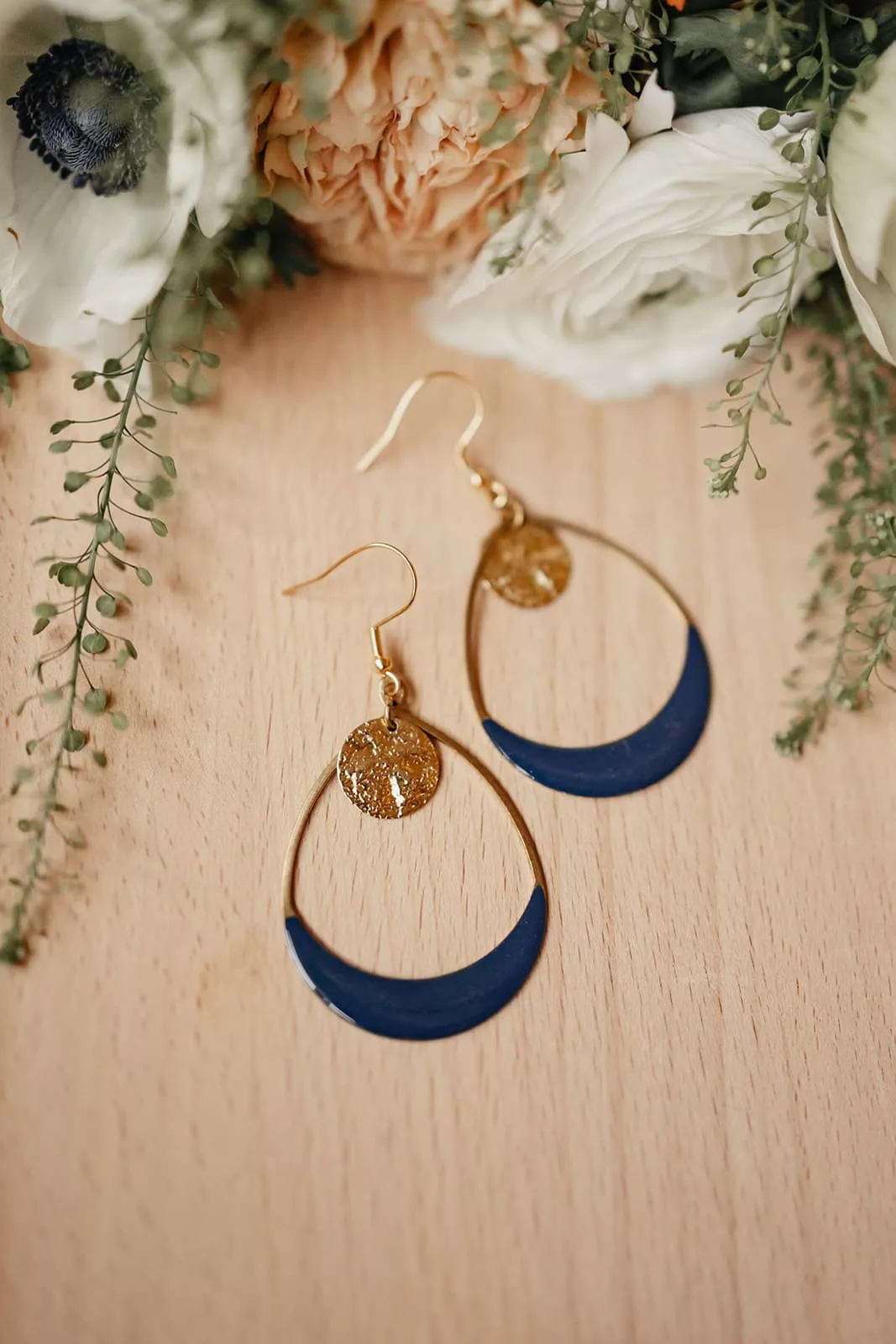 Bijoux Isatis Bijoux Bois Sur Mesure Caen, photo de présentation de produit, type Alma Lune coloris bleu nuit