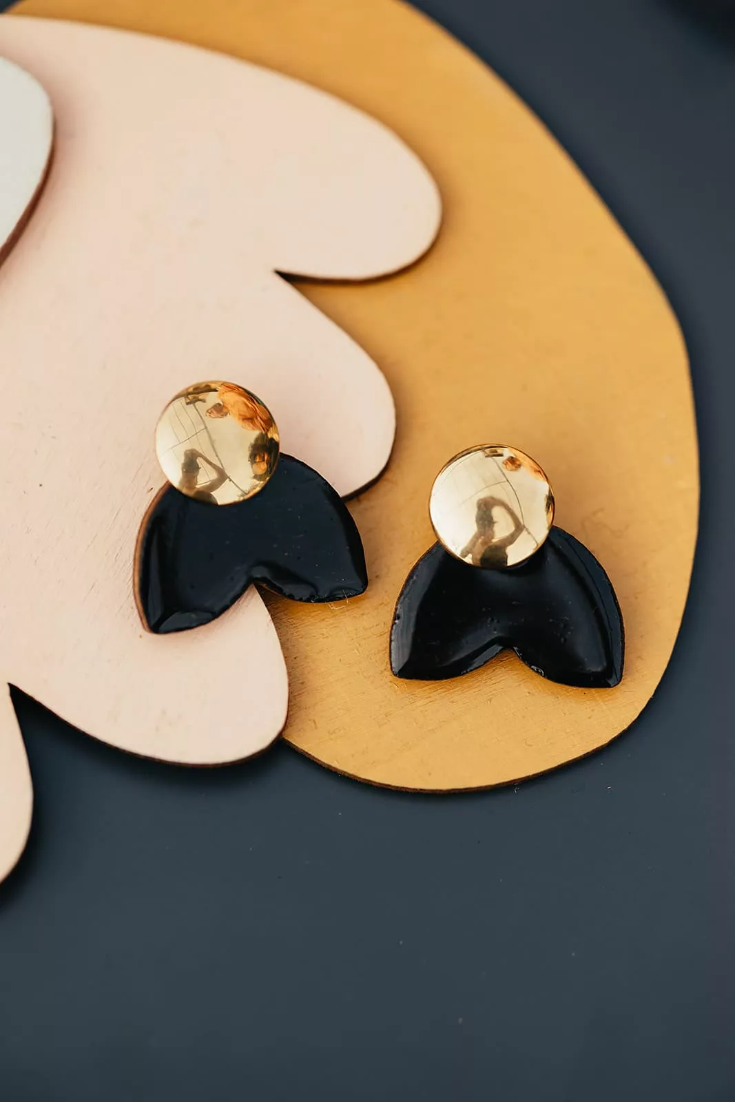 Bijoux Isatis Bijoux Bois Sur Mesure Caen, photo de présentation de produit, type Daisy Carole coloris noir