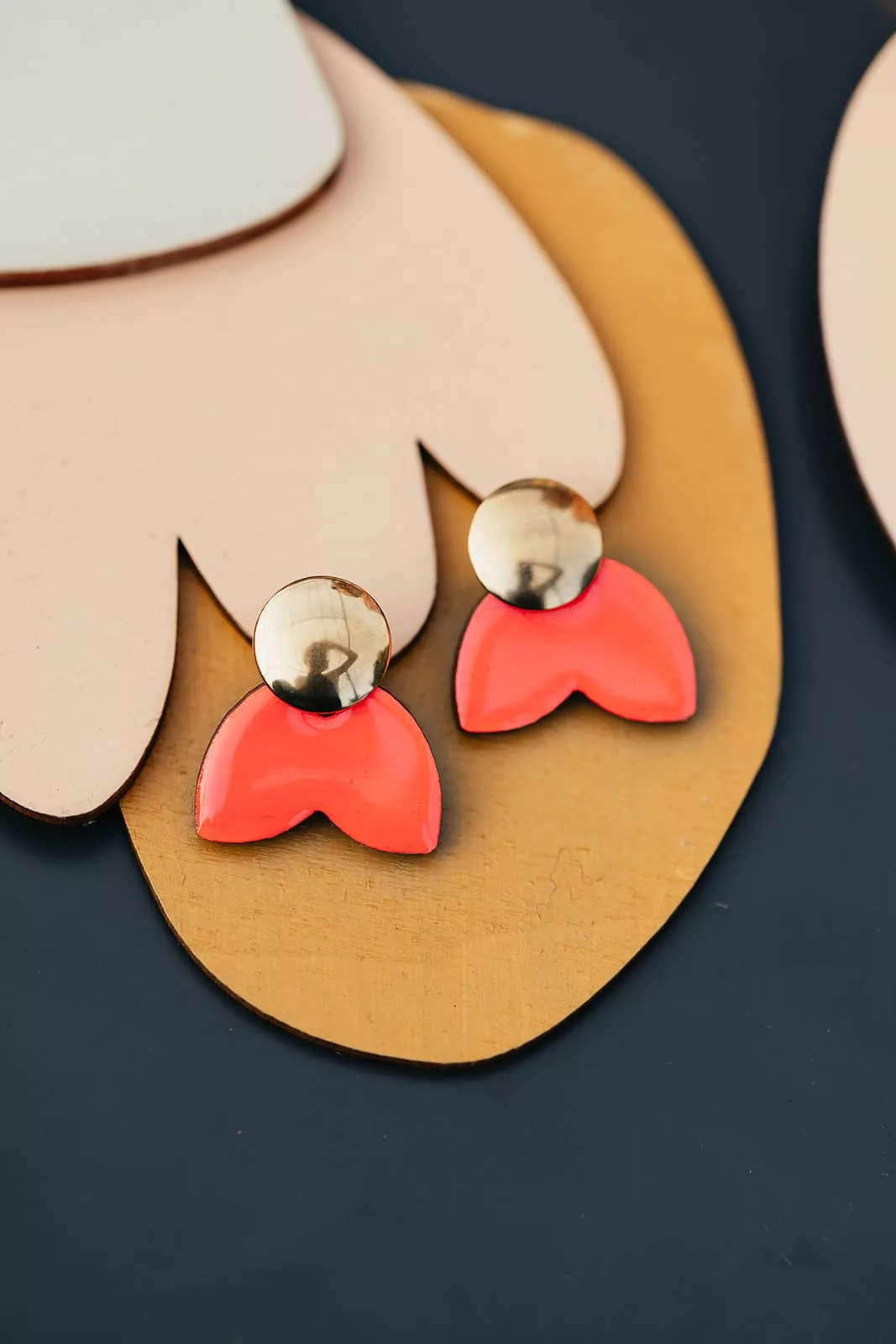 Bijoux Isatis Bijoux Bois Sur Mesure Caen, photo de présentation de produit, type Daisy Carole coloris jaune fluo