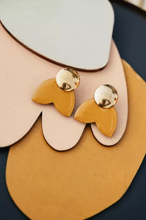 Bijoux Isatis Bijoux Bois Sur Mesure Caen, photo de présentation de produit, type Daisy Carole coloris moutarde