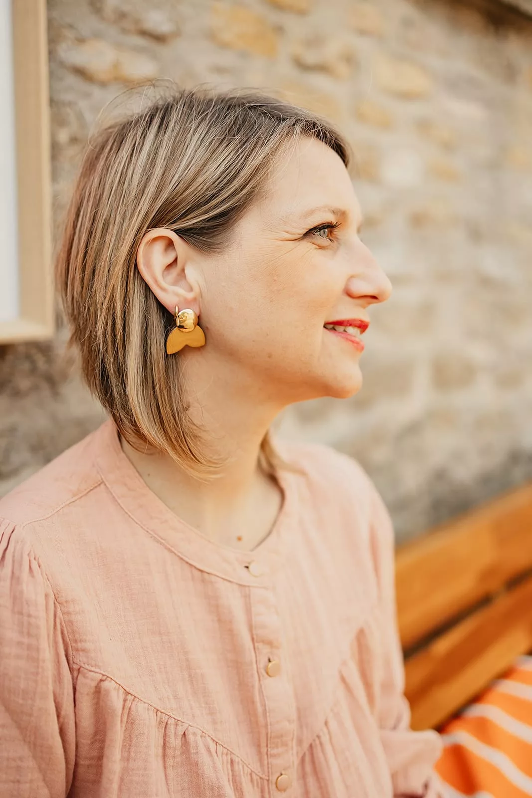 Bijoux Isatis Bijoux Bois Sur Mesure Caen, photo de présentation de produit, type Daisy Carole coloris moutarde