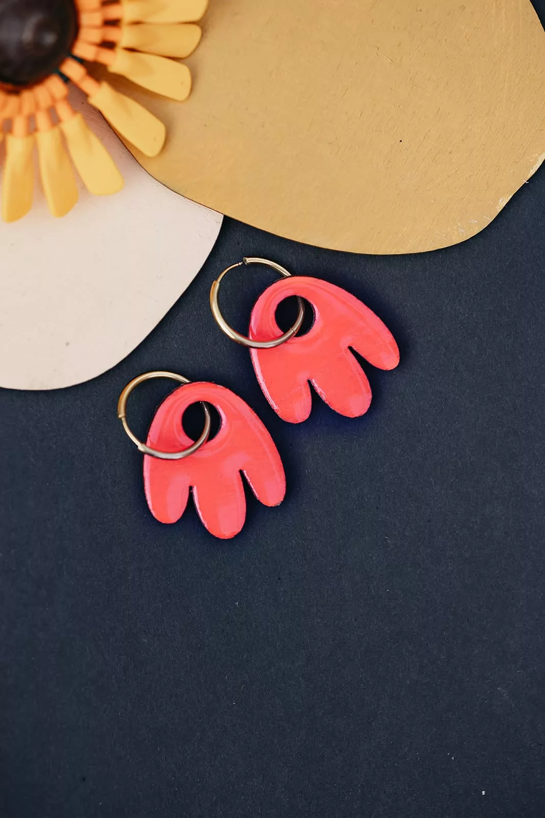 Bijoux Isatis Bijoux Bois Sur Mesure Caen, photo de présentation de produit, type Eden Bonnie coloris rose fluo