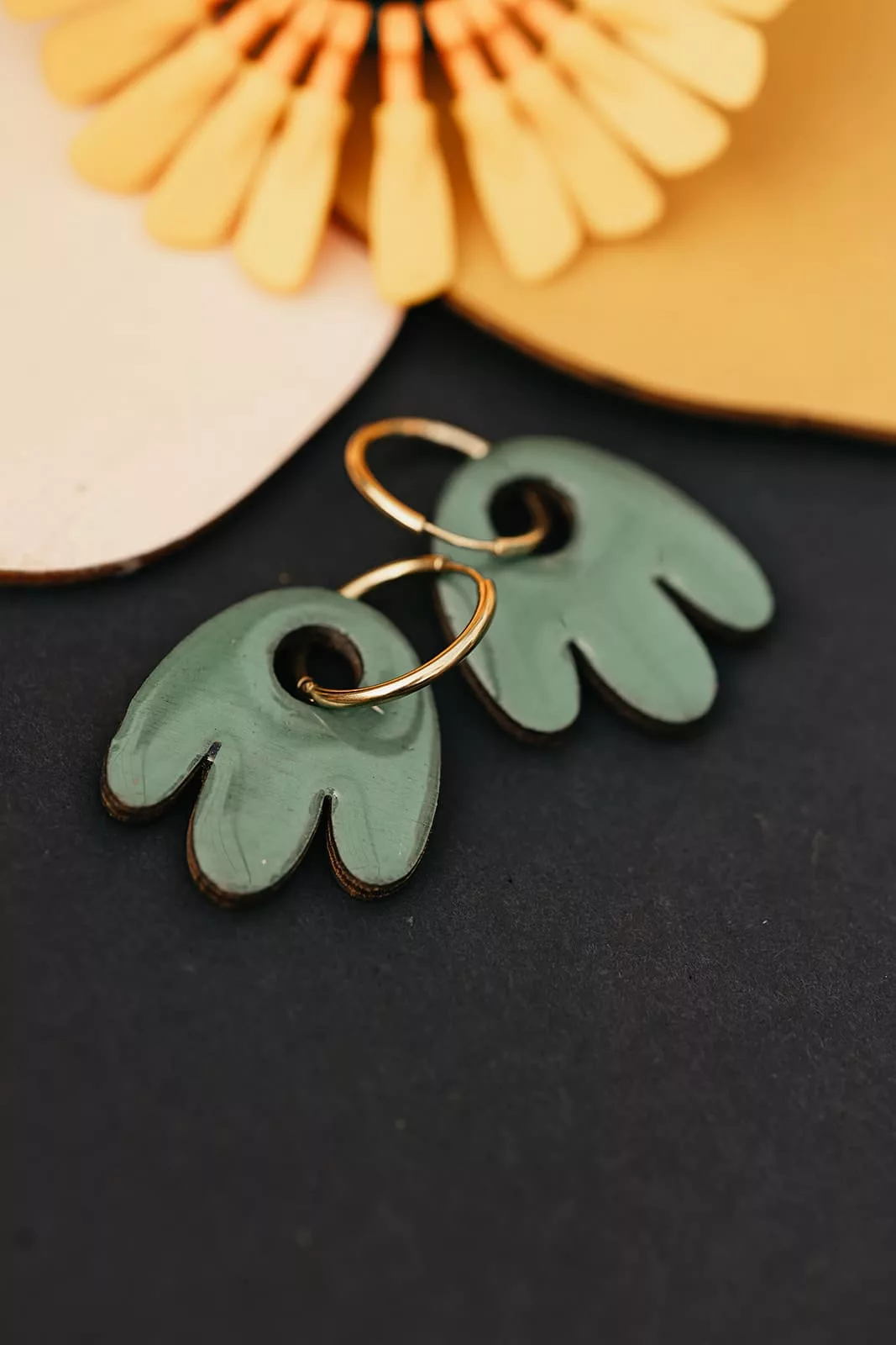 Bijoux Isatis Bijoux Bois Sur Mesure Caen, photo de présentation de produit, type Eden Bonnie coloris vert sauge