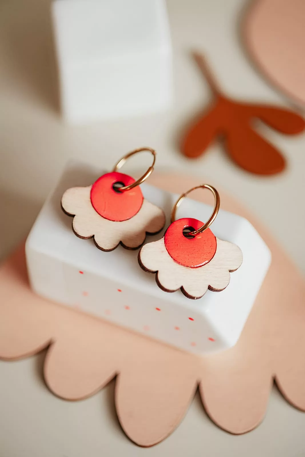 Bijoux Isatis Bijoux Bois Sur Mesure Caen, photo de présentation de produit, type Festine Grace coloris rose fluo