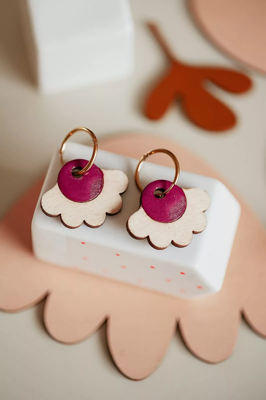 Bijoux Isatis Bijoux Bois Sur Mesure Caen, photo de présentation de produit, type Festine Grace coloris fuchsia