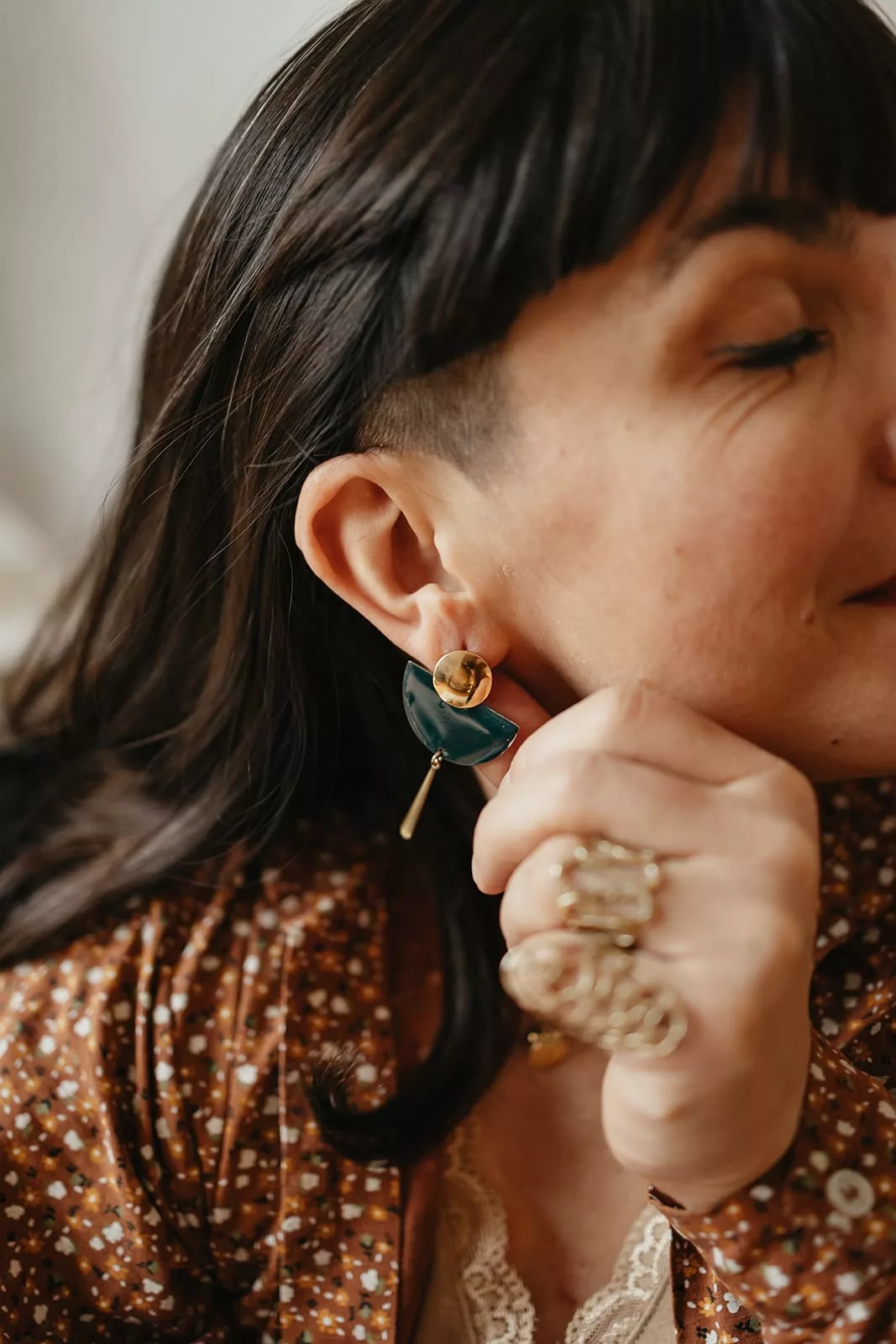 Bijoux Isatis Bijoux Bois Sur Mesure Caen, photo de présentation de produit, type Gaia coloris vert foncé et or