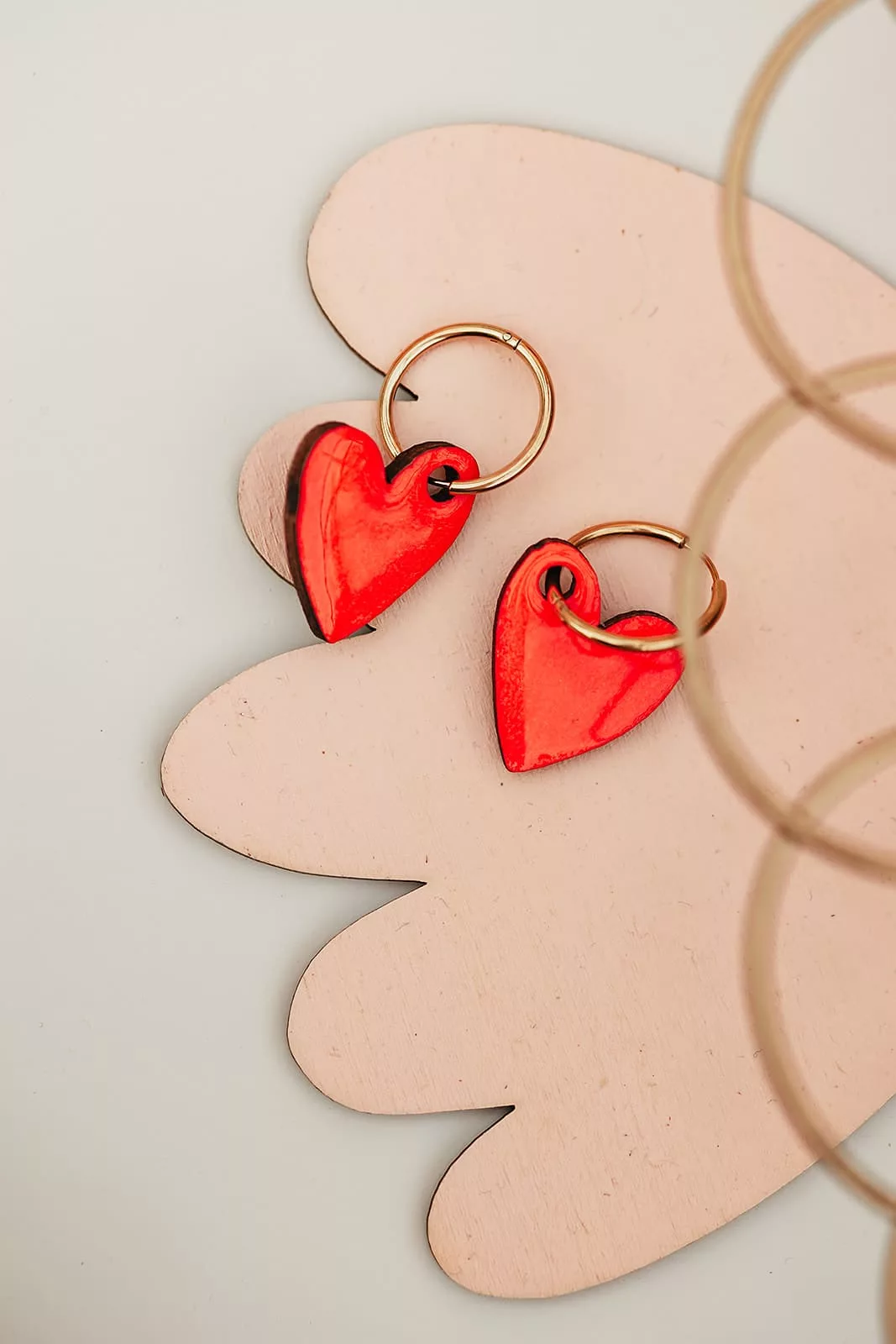 Bijoux Isatis Bijoux Bois Sur Mesure Caen, photo de présentation de produit, type Harmony Susan coloris rose fluo