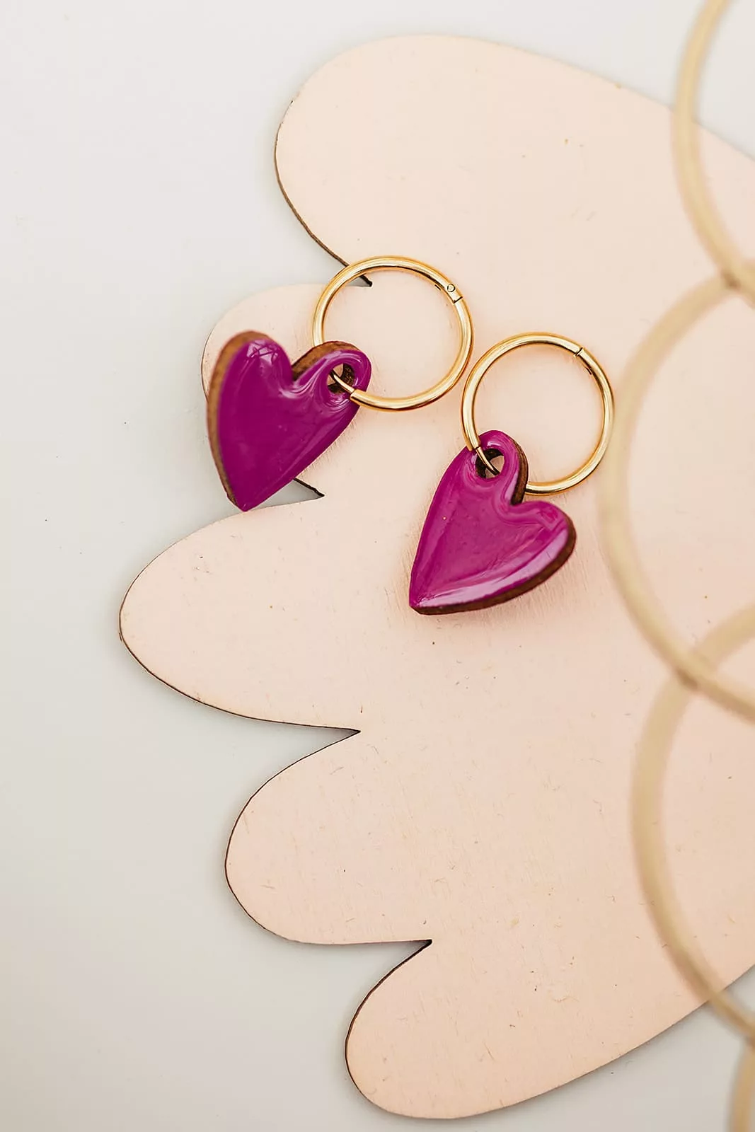 Bijoux Isatis Bijoux Bois Sur Mesure Caen, photo de présentation de produit, type Harmony Susan coloris fuchsia