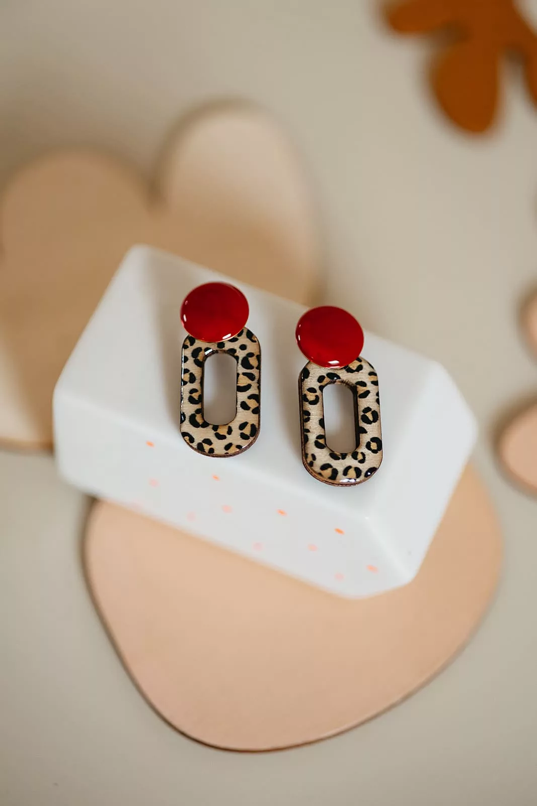 Bijoux Isatis Bijoux Bois Sur Mesure Caen, photo de présentation de produit, type Hazel Rosy coloris léopard attaches rouges