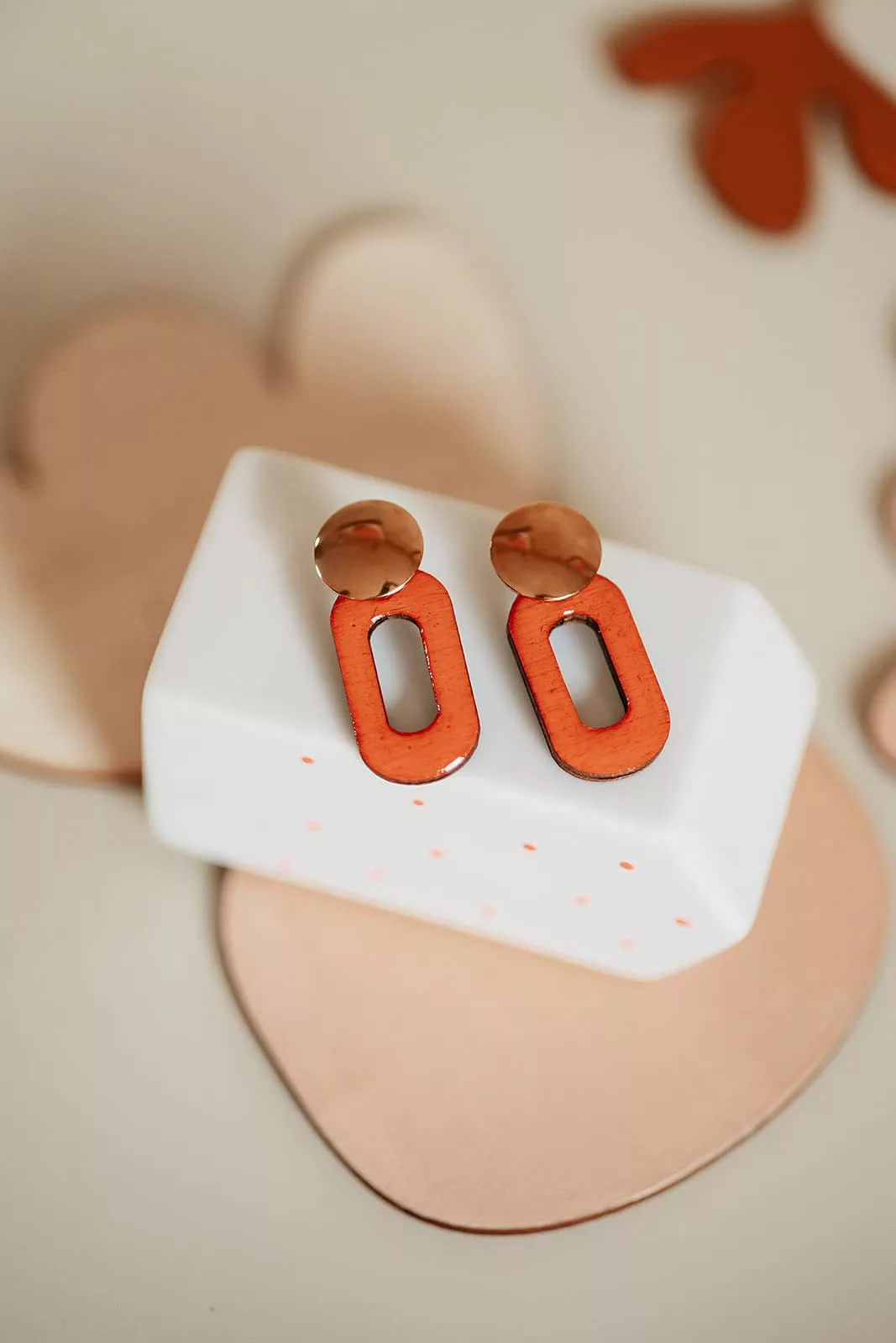 Bijoux Isatis Bijoux Bois Sur Mesure Caen, photo de présentation de produit, type Hazel Rosy coloris orange