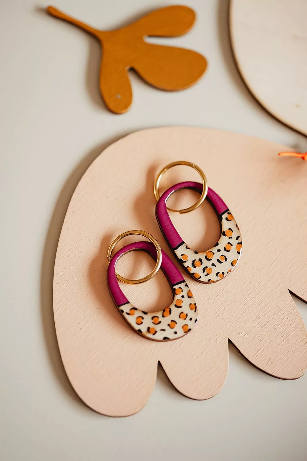 Bijoux Isatis Bijoux Bois Sur Mesure Caen, photo de présentation de produit, type Im Leo coloris fuchsia