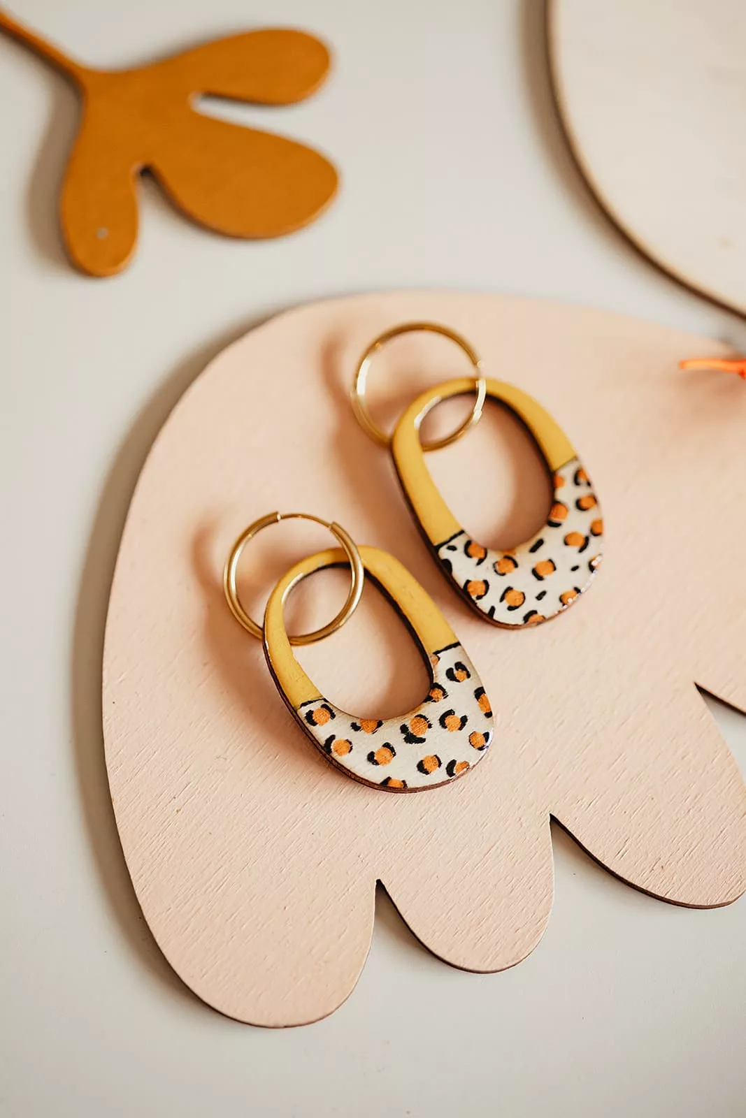 Bijoux Isatis Bijoux Bois Sur Mesure Caen, photo de présentation de produit, type Im Leo coloris moutarde