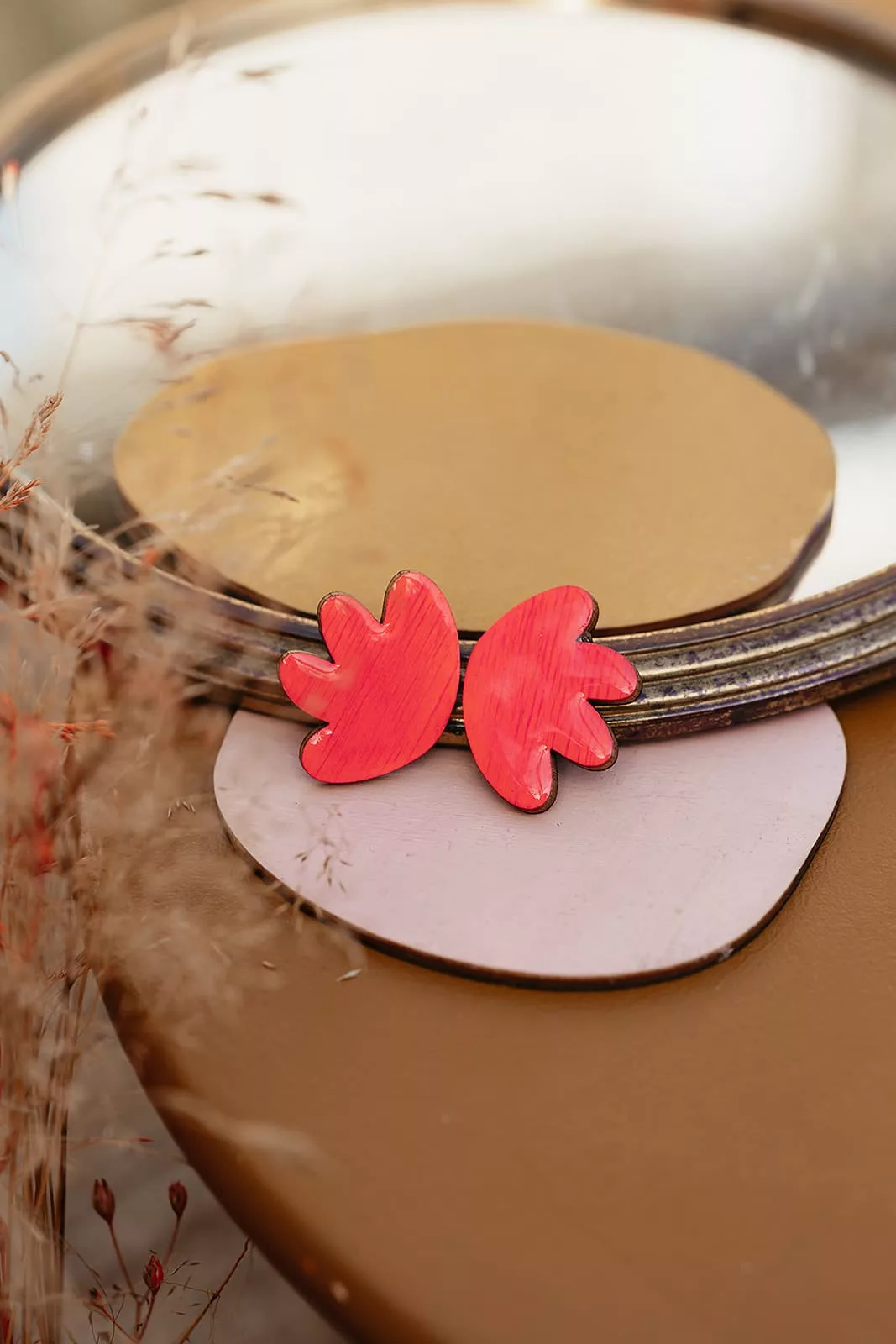 Bijoux Isatis Bijoux Bois Sur Mesure Caen, photo de présentation de produit, type Iris Melody coloris rose fluo