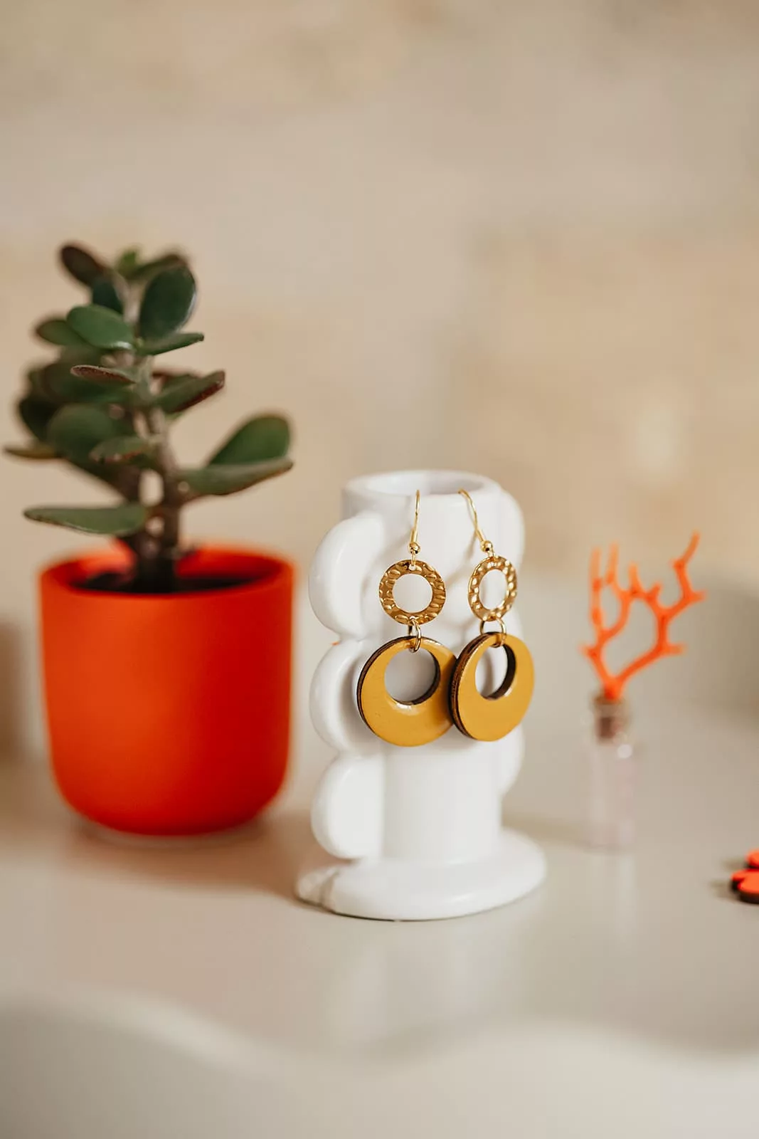 Bijoux Isatis Bijoux Bois Sur Mesure Caen, photo de présentation de produit, type Karen Sun coloris moutarde