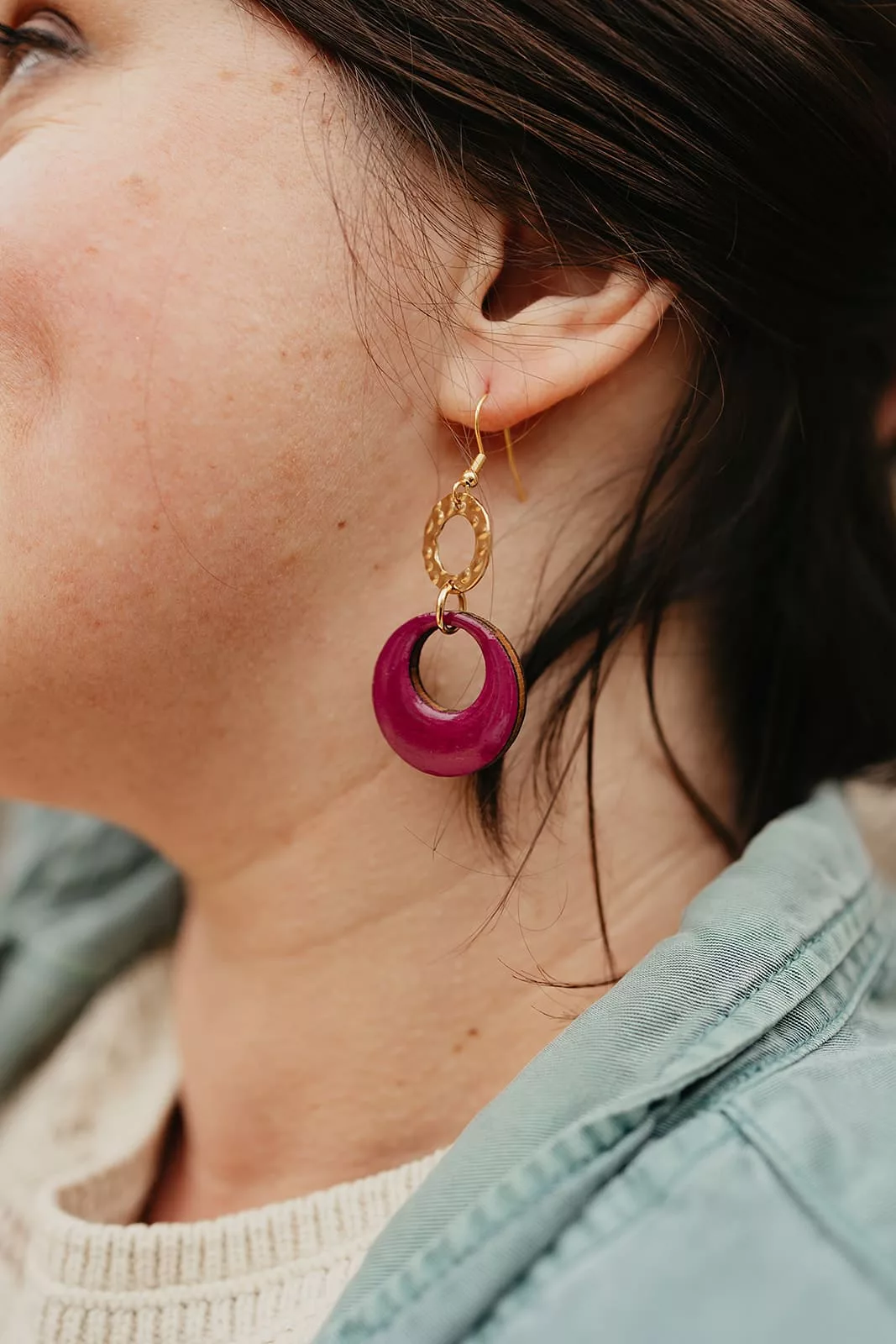 Bijoux Isatis Bijoux Bois Sur Mesure Caen, photo de présentation de produit, type Karen Sun coloris fuchsia