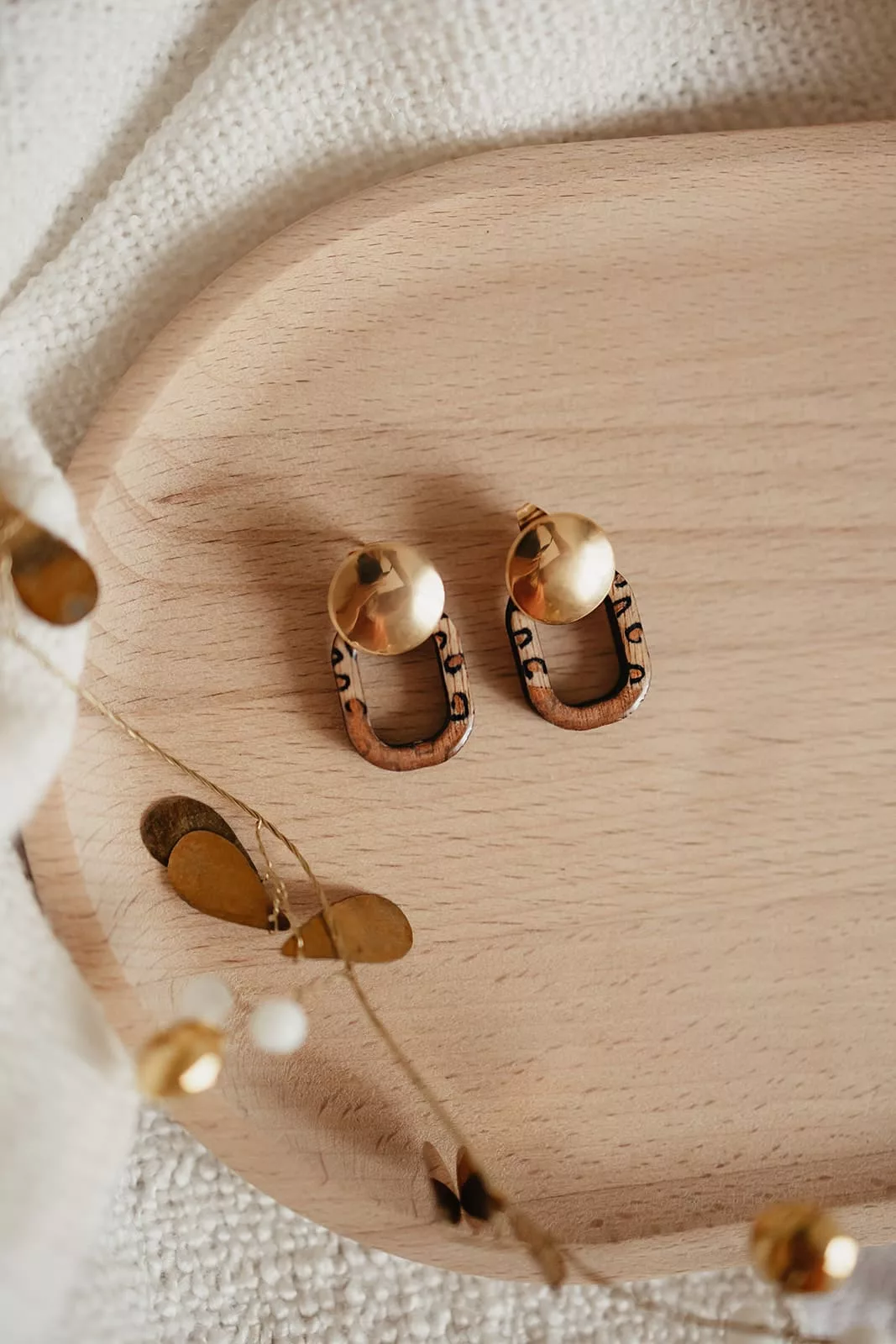 Bijoux Isatis Bijoux Bois Sur Mesure Caen, photo de présentation de produit, type Leo Mini coloris léopard et orange