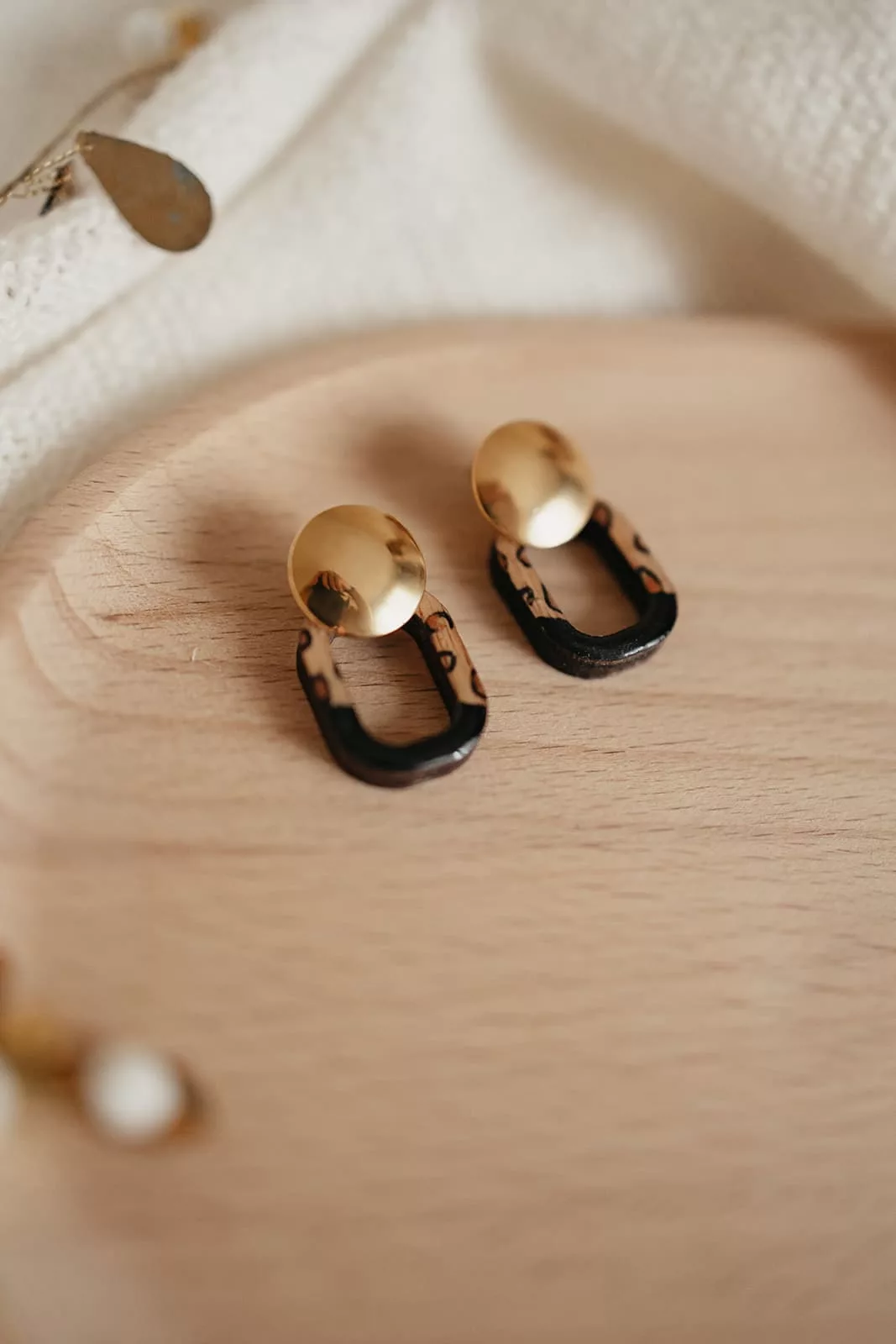 Bijoux Isatis Bijoux Bois Sur Mesure Caen, photo de présentation de produit, type Leo Mini coloris léopard et noir