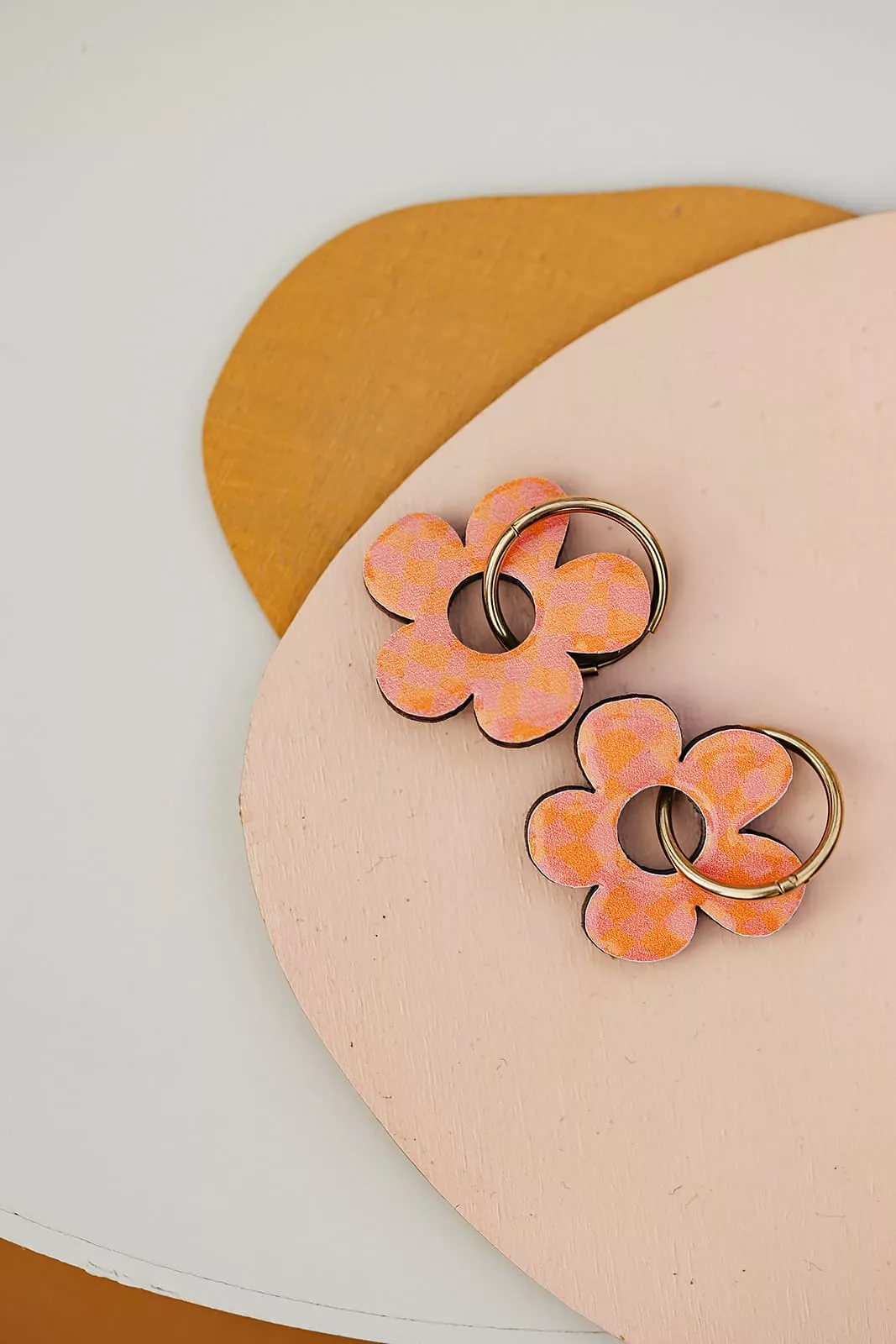 Bijoux Isatis Bijoux Bois Sur Mesure Caen, photo de présentation de produit, type Linda Flower coloris quadrillage rose