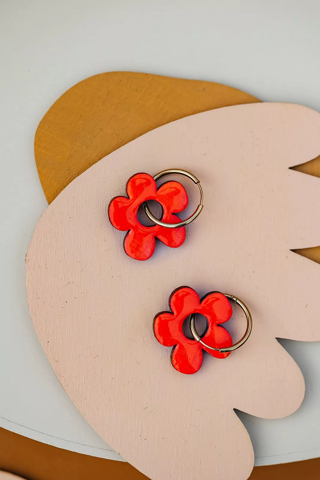 Bijoux Isatis Bijoux Bois Sur Mesure Caen, photo de présentation de produit, type Linda Flower coloris rose fluo