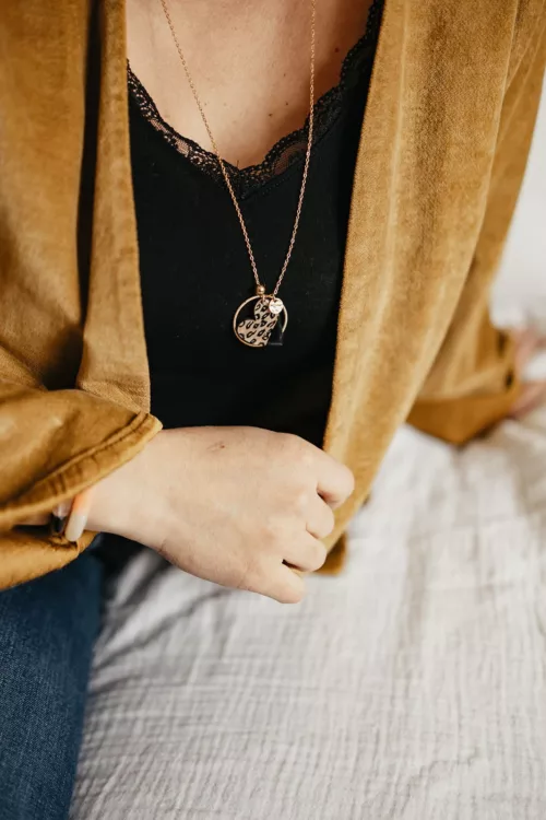 Bijoux Isatis Bijoux Bois Sur Mesure Caen, photo de présentation de produit, type collier Luna Hoop coloris léopard et noir