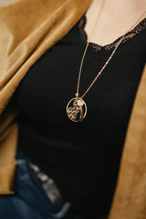 Bijoux Isatis Bijoux Bois Sur Mesure Caen, photo de présentation de produit, type collier Luna Hoop coloris léopard et noir