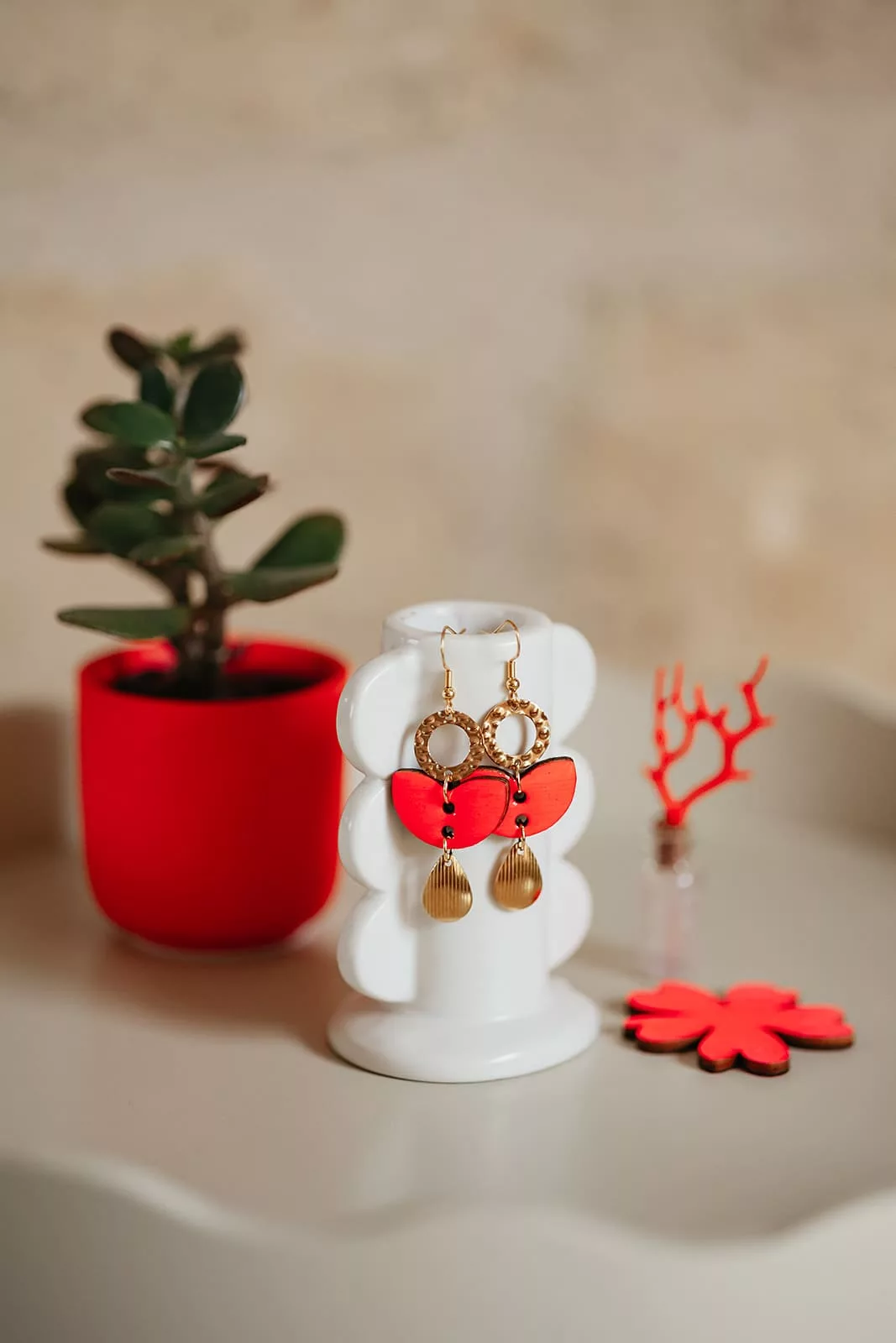 Bijoux Isatis Bijoux Bois Sur Mesure Caen, photo de présentation de produit, type Luna Juan coloris rose fluo