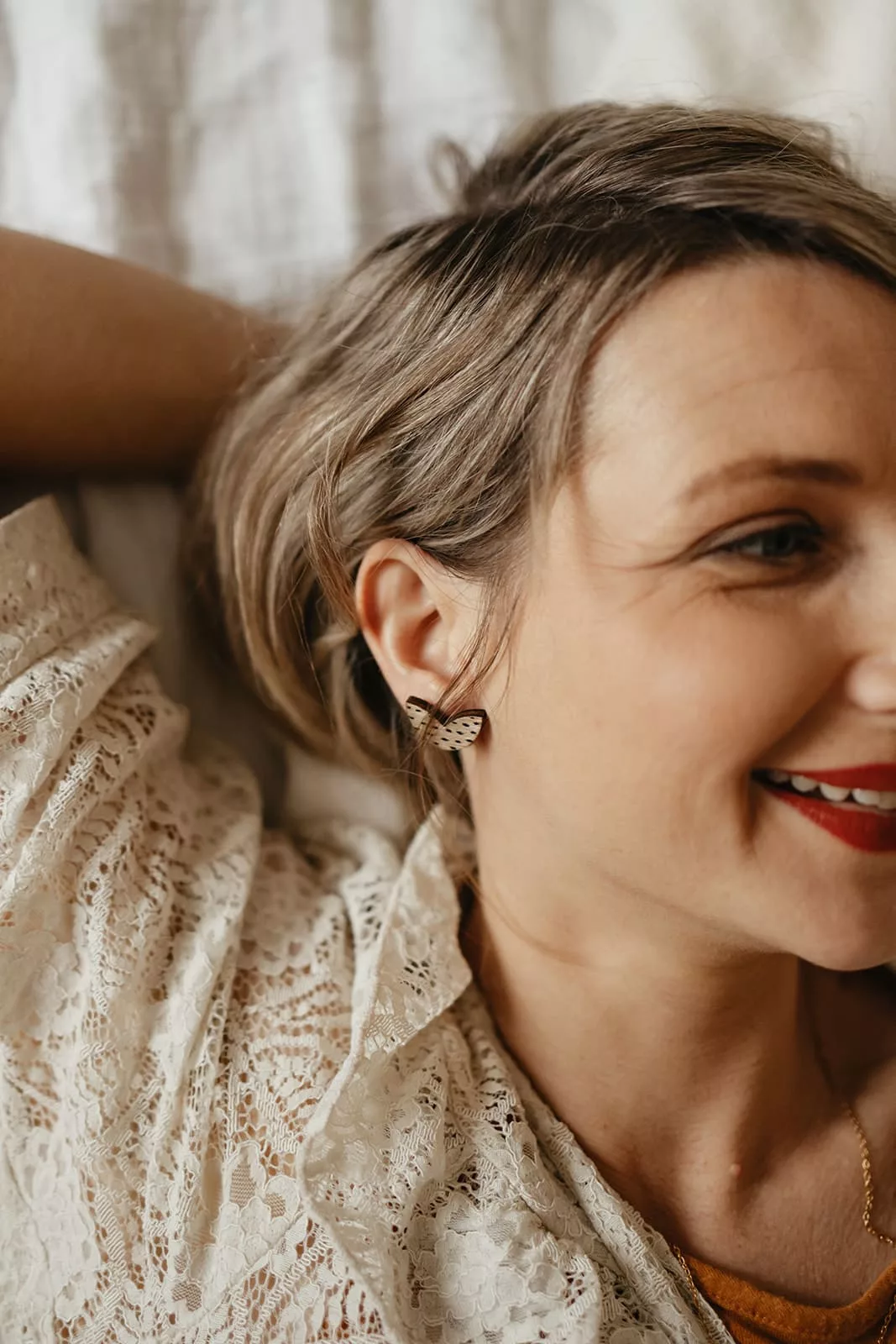 Bijoux Isatis Bijoux Bois Sur Mesure Caen, photo de présentation de produit, type Poppy Dots coloris tâches noires