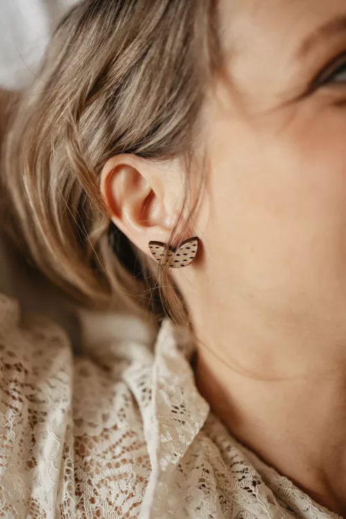 Bijoux Isatis Bijoux Bois Sur Mesure Caen, photo de présentation de produit, type Poppy Dots coloris tâches noires