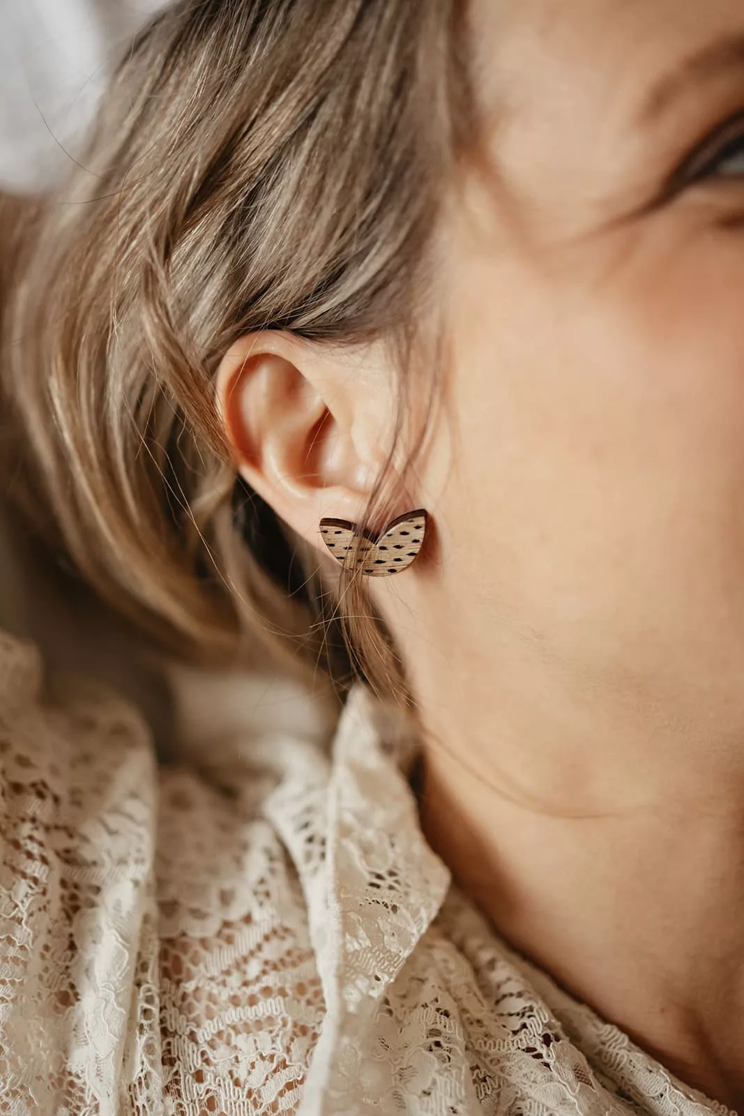 Bijoux Isatis Bijoux Bois Sur Mesure Caen, photo de présentation de produit, type Poppy Dots coloris tâches noires