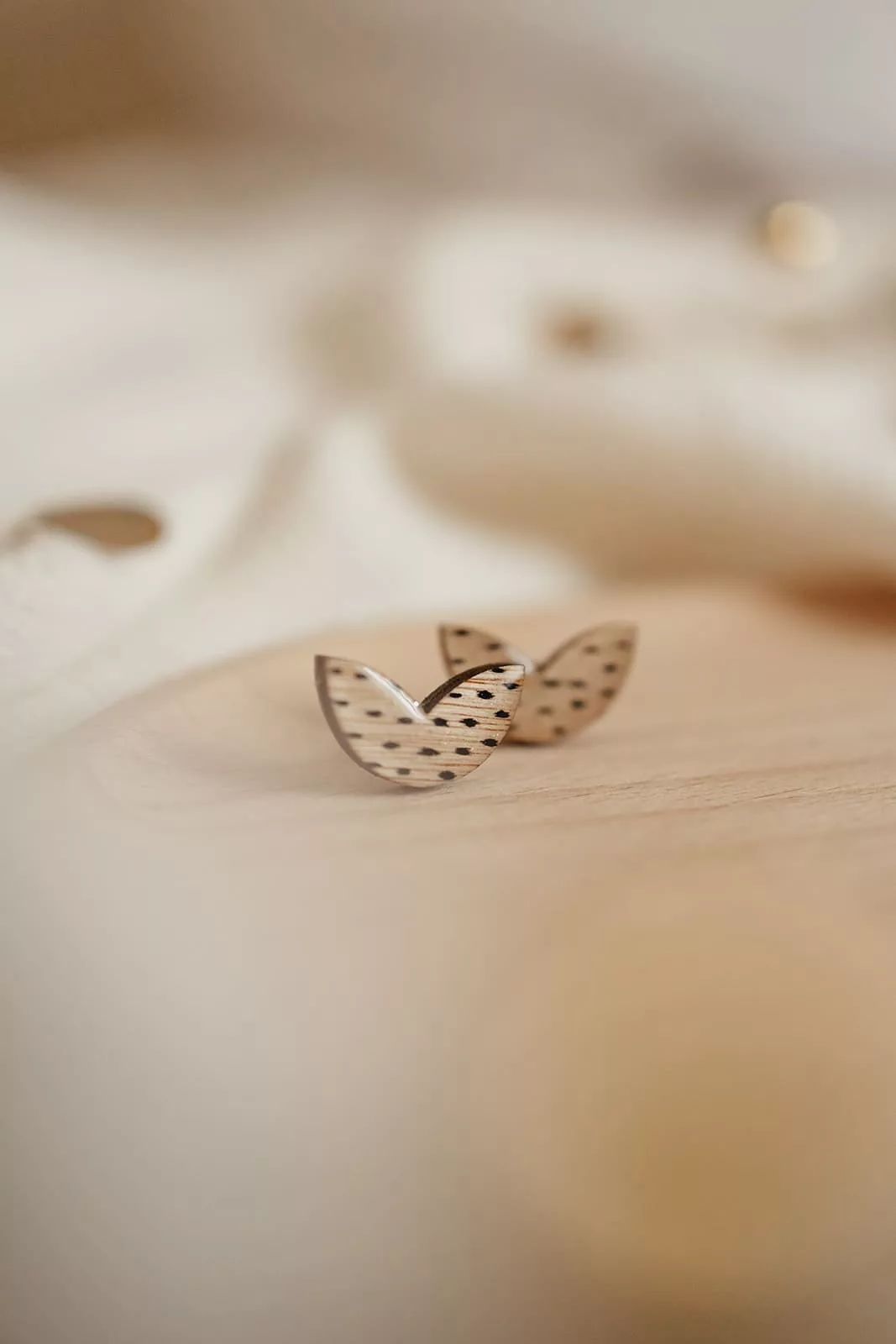 Bijoux Isatis Bijoux Bois Sur Mesure Caen, photo de présentation de produit, type Poppy Dots coloris tâches noires