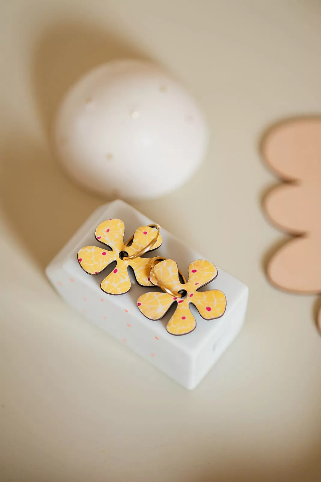 Bijoux Isatis Bijoux Bois Sur Mesure Caen, photo de présentation de produit, type Rose Janis coloris jaune motif