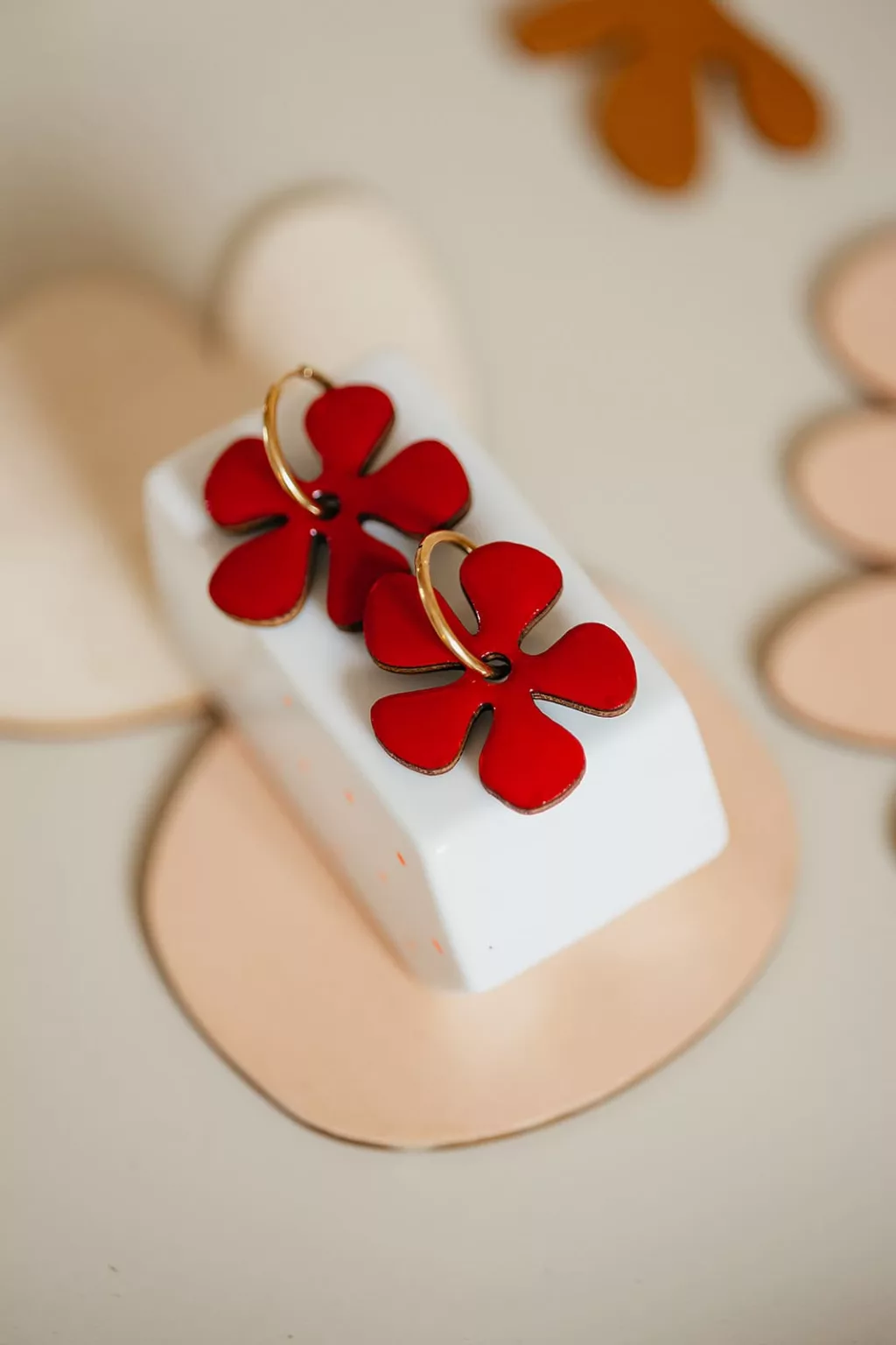 Bijoux Isatis Bijoux Bois Sur Mesure Caen, photo de présentation de produit, type Rose Janis coloris rouge fluo