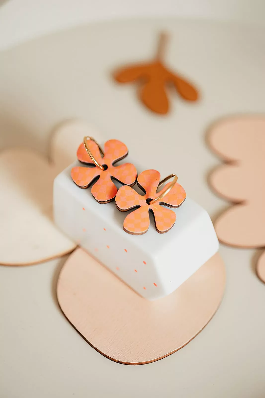 Bijoux Isatis Bijoux Bois Sur Mesure Caen, photo de présentation de produit, type Linda Flower coloris quadrillage rose