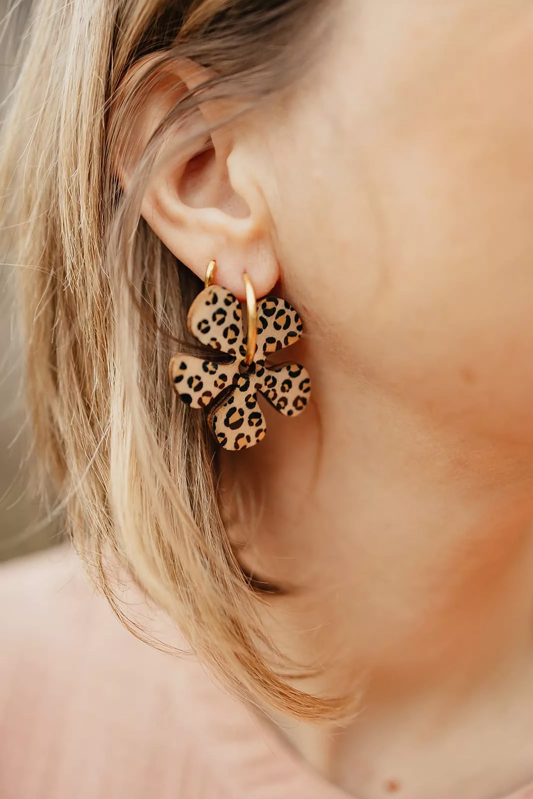 Bijoux Isatis Bijoux Bois Sur Mesure Caen, photo de présentation de produit, type Rose Janis coloris léopard