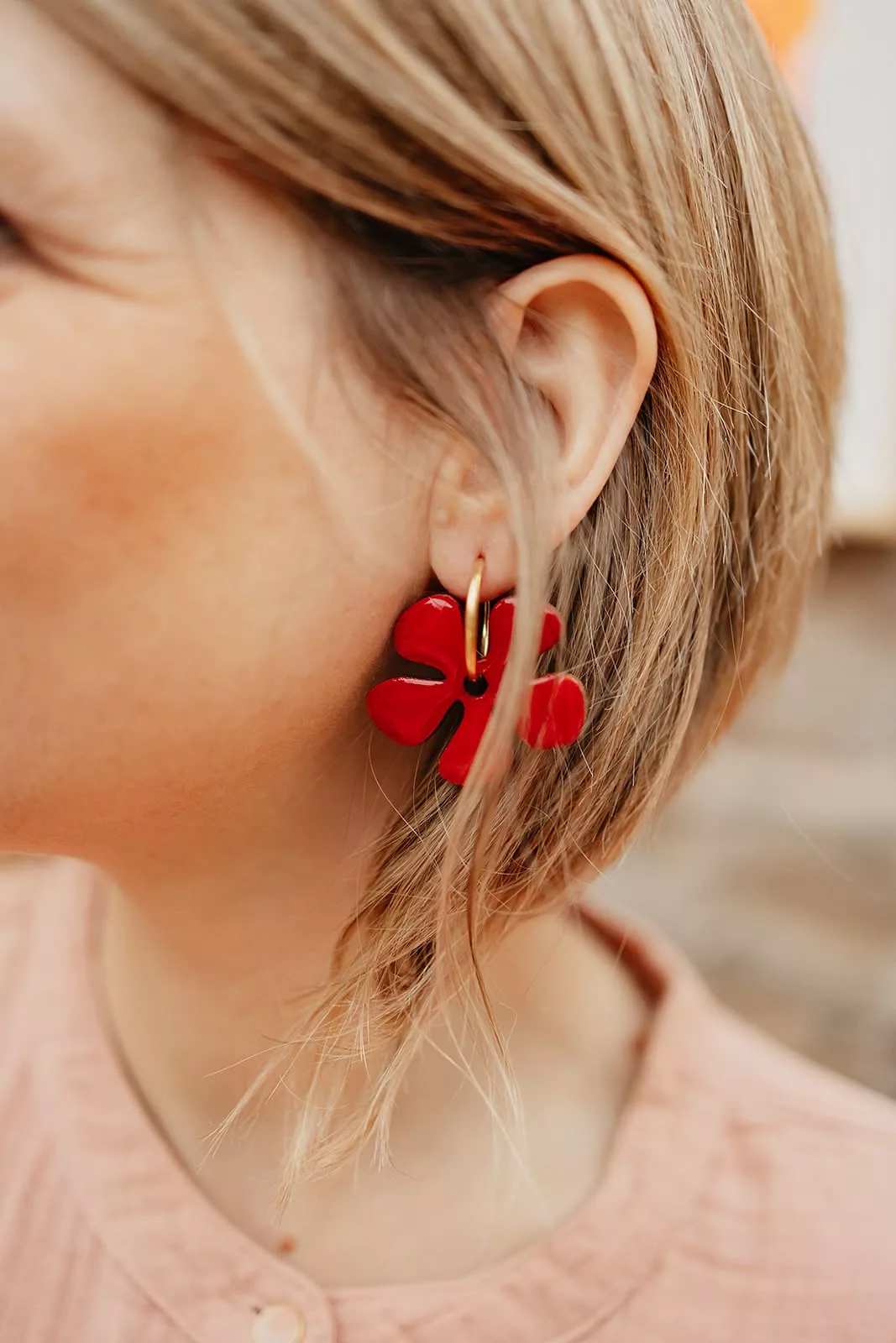 Bijoux Isatis Bijoux Bois Sur Mesure Caen, photo de présentation de produit, type Rose Janis coloris rouge fluo