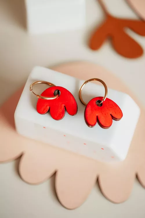 Bijoux Isatis Bijoux Bois Sur Mesure Caen, photo de présentation de produit, type Crystal Mary coloris rouge fluo