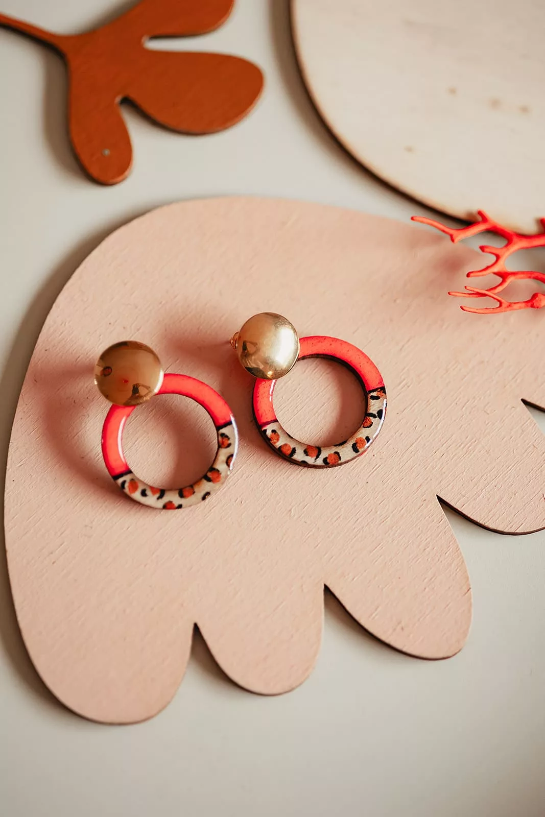 Bijoux Isatis Bijoux Bois Sur Mesure Caen, photo de présentation de produit, type Sienna Bloom coloris rose fluo/léopard