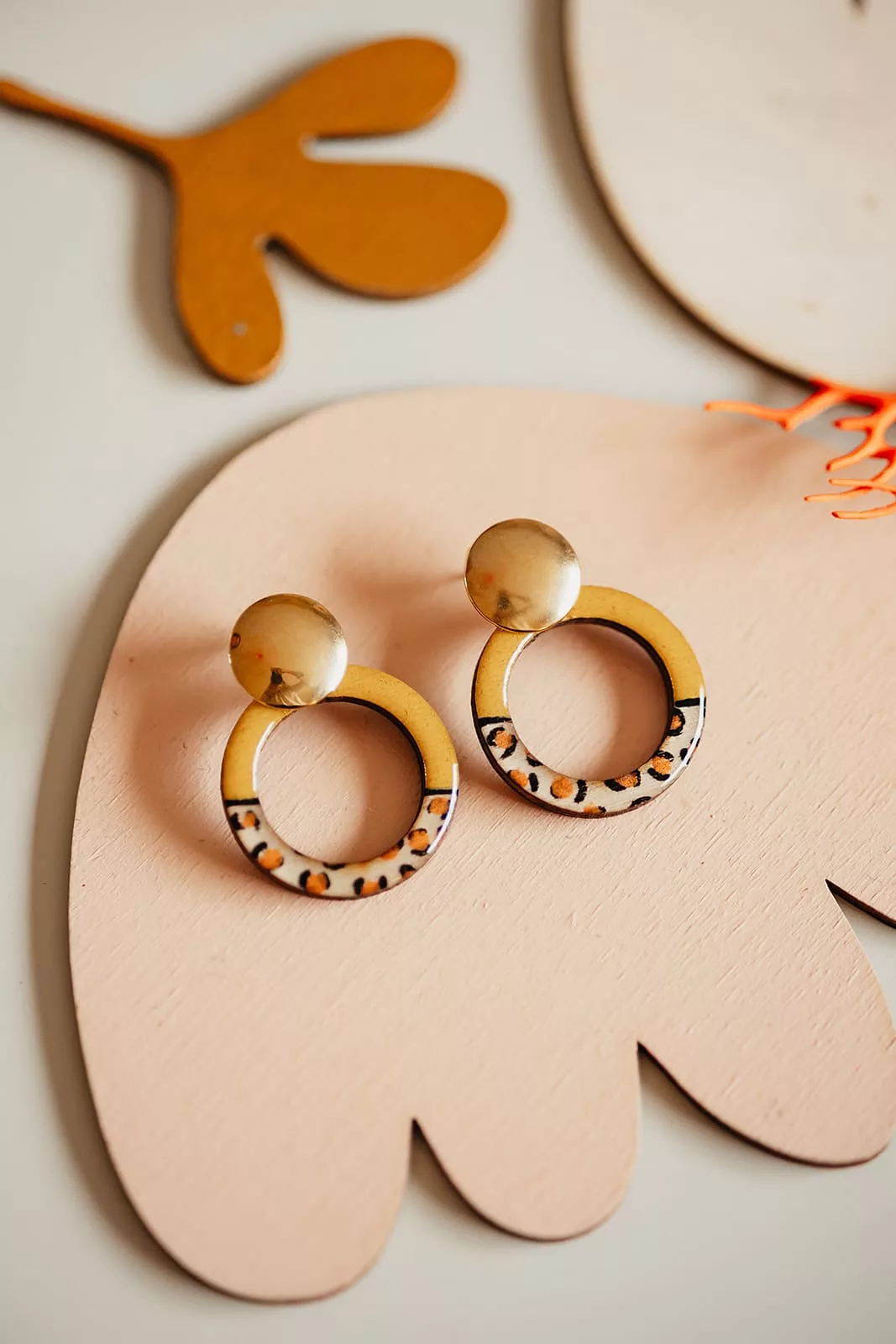 Bijoux Isatis Bijoux Bois Sur Mesure Caen, photo de présentation de produit, type Sienna Bloom coloris moutarde/léopard