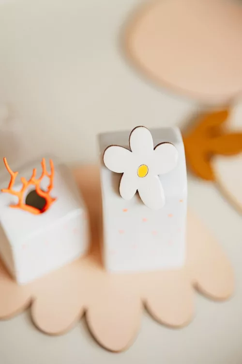 Bijoux Isatis Bijoux Bois Sur Mesure Caen, photo de présentation de produit, type broche fleur coloris blanc