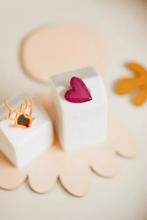 Bijoux Isatis Bijoux Bois Sur Mesure Caen, photo de présentation de produit, type broche en bois coeur coloris fuchsia