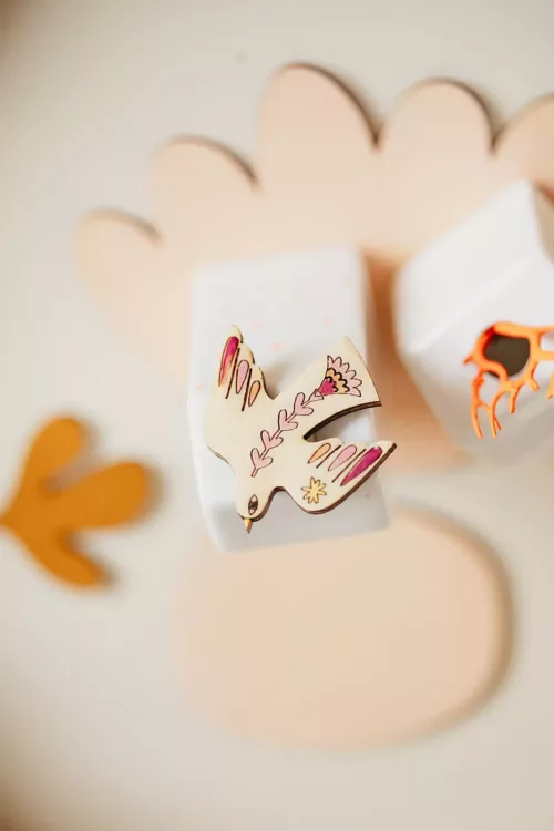 Bijoux Isatis Bijoux Bois Sur Mesure Caen, photo de présentation de produit, type broche en bois oiseau coloris crème