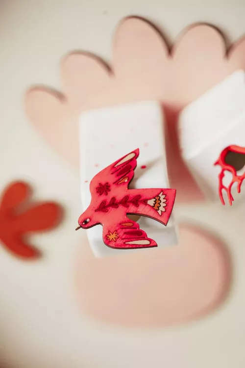 Bijoux Isatis Bijoux Bois Sur Mesure Caen, photo de présentation de produit, type broche en bois oiseau rose fluo